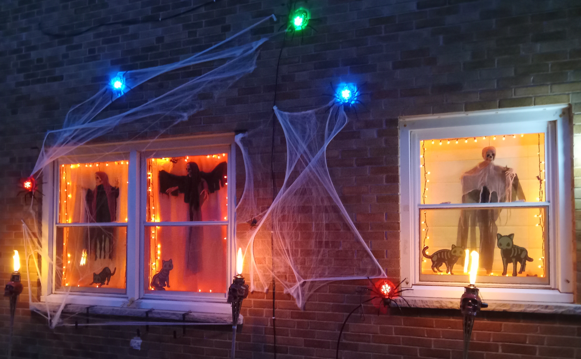 431 Elmhurst Halloween decorations